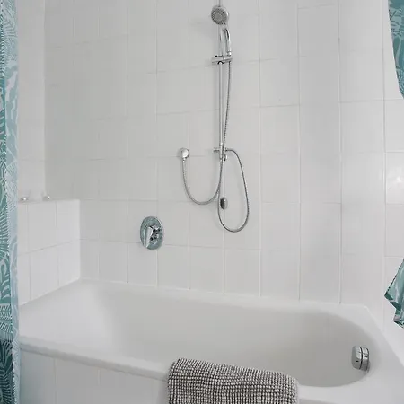 *Schoene 2-Z.-Wohnung Mit Badewanne Und Okerblick* 公寓 *